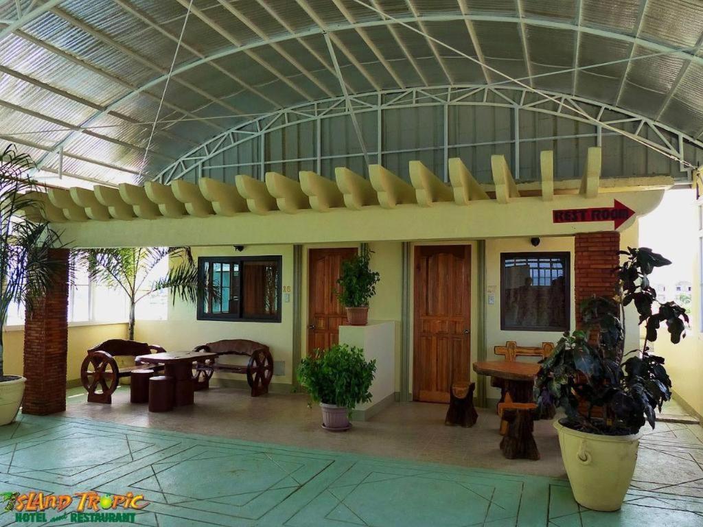 Island Tropic Hotel And Restaurant Alaminos Extérieur photo